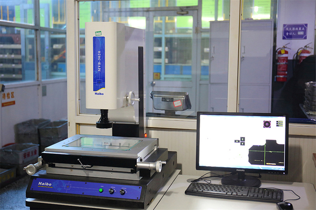 Projection Measuring Instrument